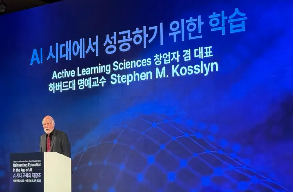 '인공지능과 교육 2023'이라는 주제로 열린 태재미래교육포럼에서 발표하고 있는 스티븐 코슬린 교수
